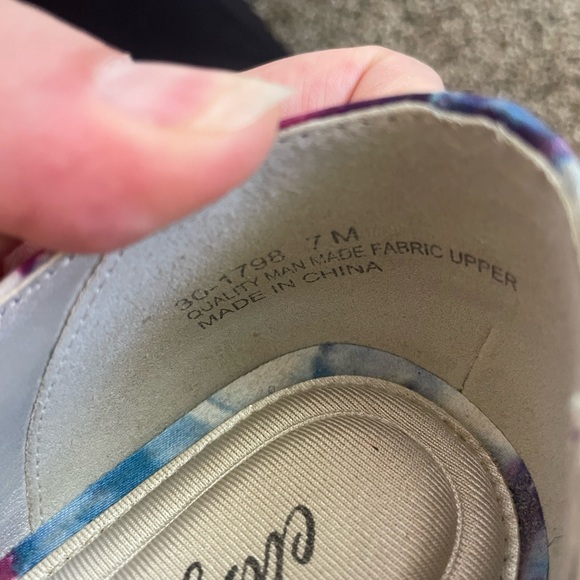 Easy Street Blue & Purple Watercolor Floral Pointed Toe Comfort Kitten Heels - Picture 6 of 9